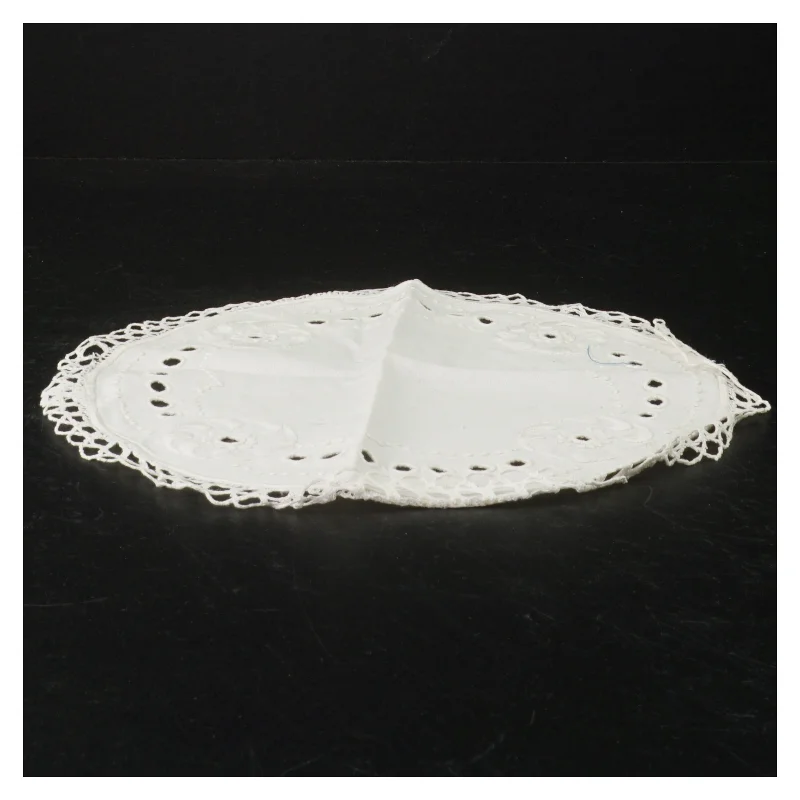Hvidt broderet dækkeserviet (str. Ø. 25 cm)