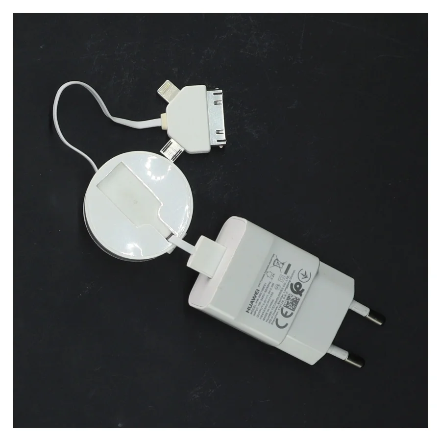 Hvid mobil oplader med adaptere fra Huawei (str. 10 cm)