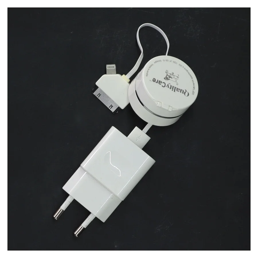 Hvid mobil oplader med adaptere fra Huawei (str. 10 cm)