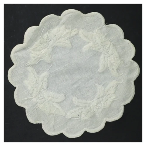 Broderet dug (str. Ø. 16 cm)