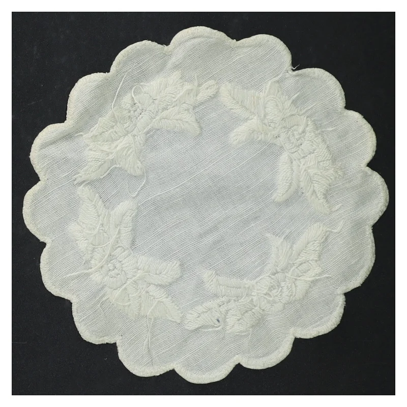 Broderet dug (str. Ø. 16 cm)