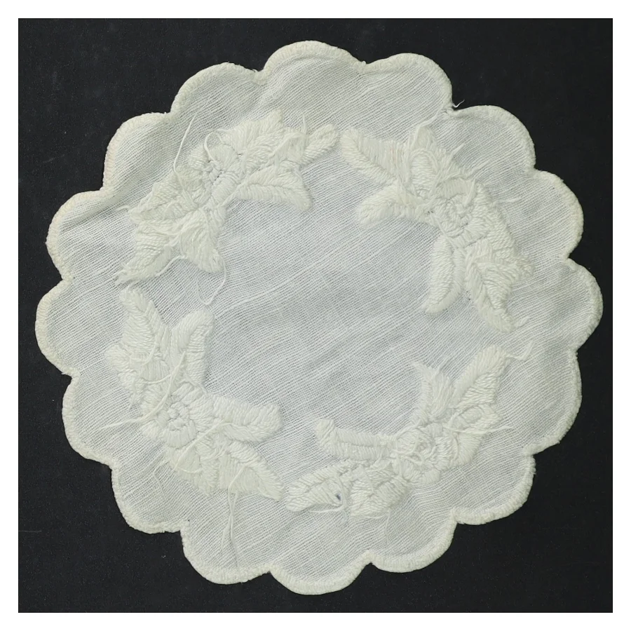 Broderet dug (str. Ø. 16 cm)