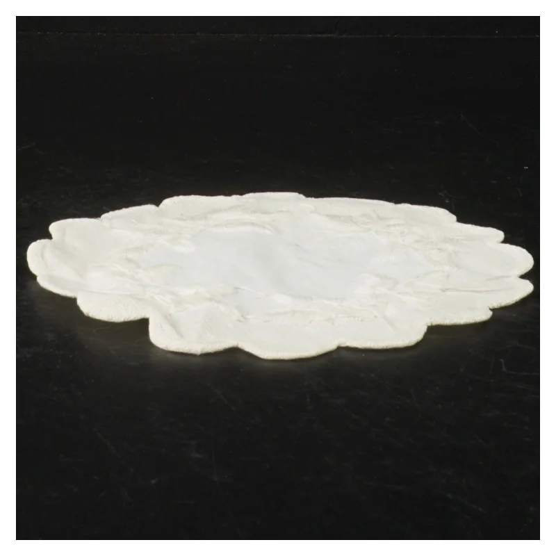 Broderet dug (str. Ø. 16 cm)