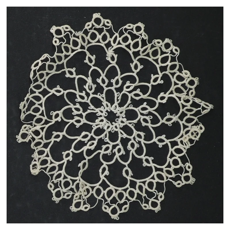 Kniplet lysedug / mellemlægsserviet  (str. Ikke angivet)