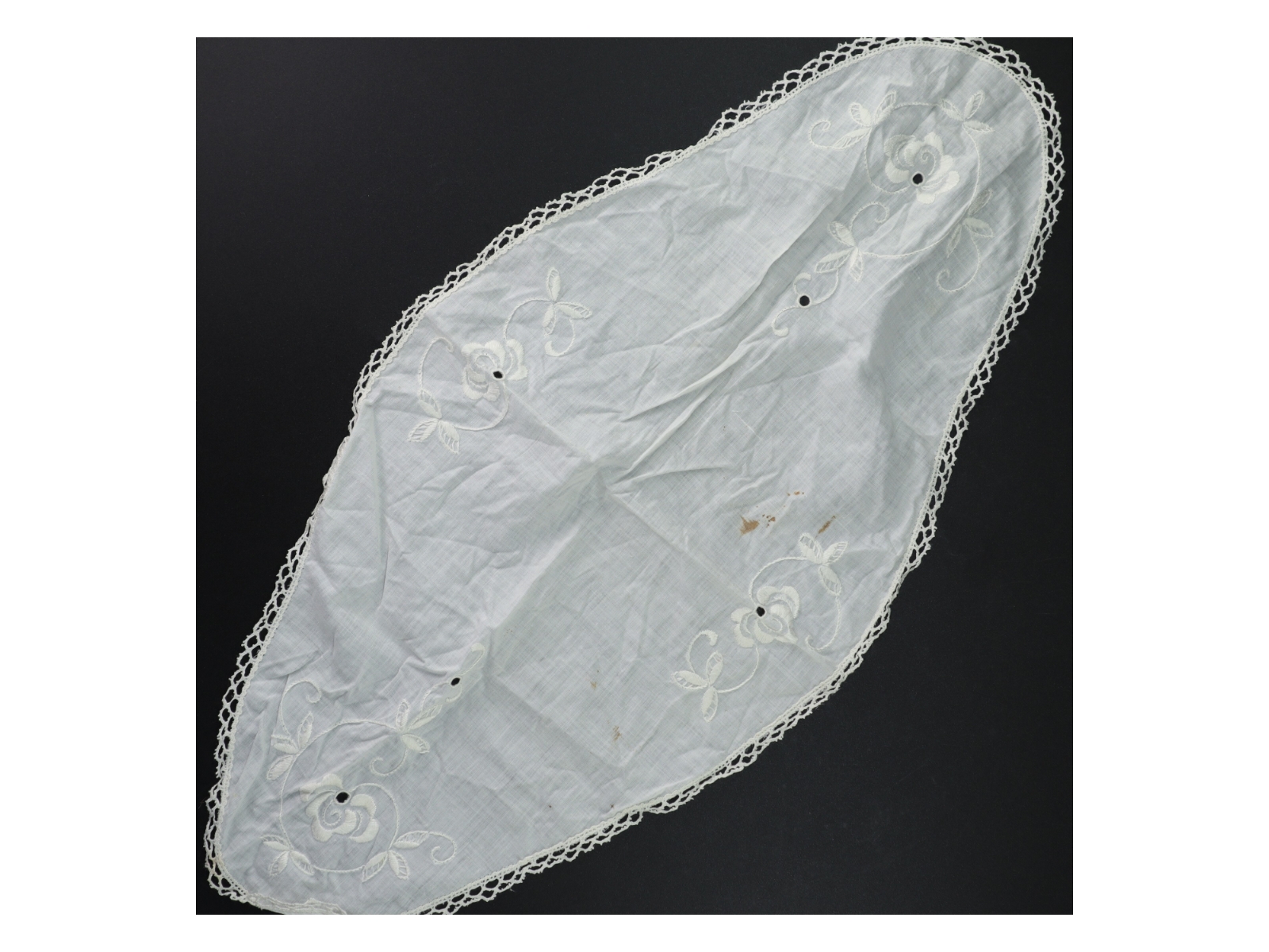 Broderet pyntedug med blonder (str. 48 x. 30 cm)