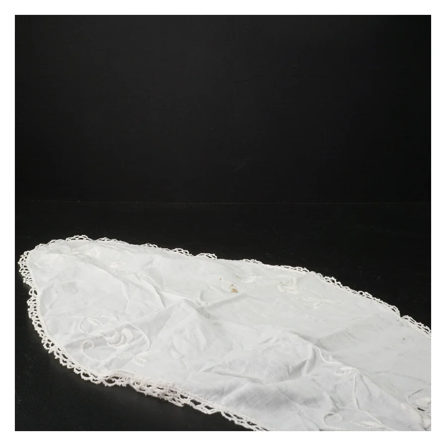 Broderet pyntedug med blonder (str. 48 x. 30 cm)