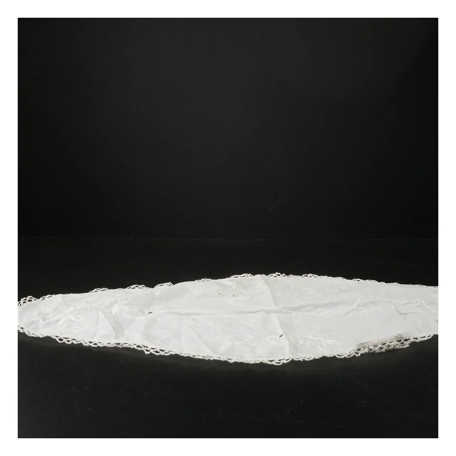 Broderet pyntedug med blonder (str. 48 x. 30 cm)