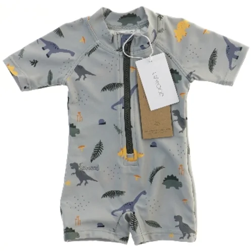 Ny UV-dragt med dinosaurprint fra Liewood (str. 62)
