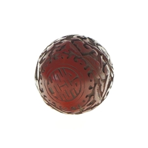 Pynte æg i træ med udskåret detaljer