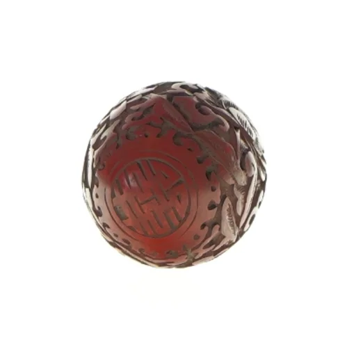 Pynte æg i træ med udskåret detaljer