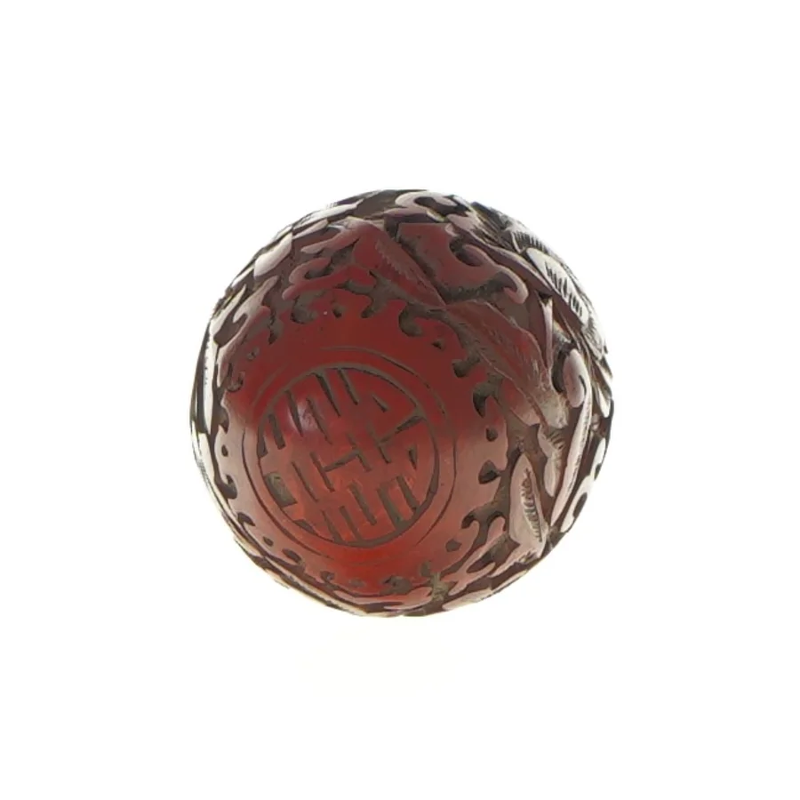 Pynte æg i træ med udskåret detaljer