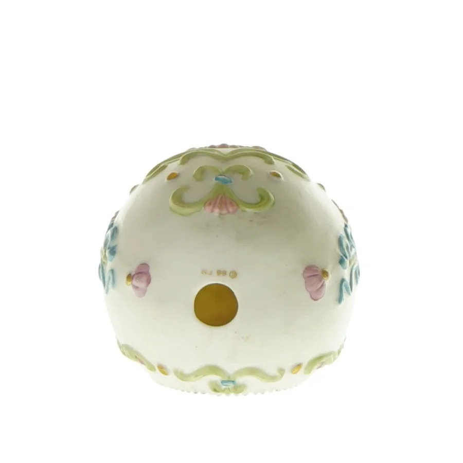 Pynte æg i hvid med fordybning og blomster detaljer 