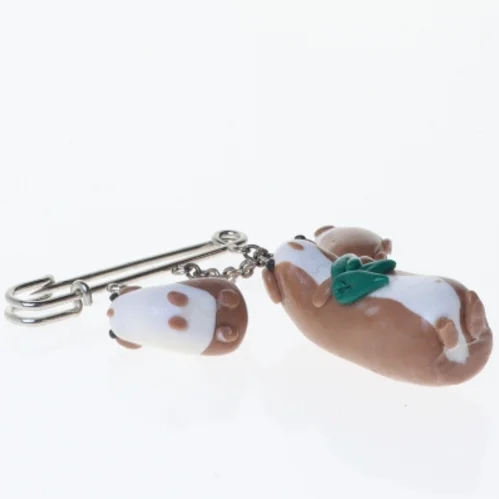 Broche med marsvin design (str. 5 x 7 cm)