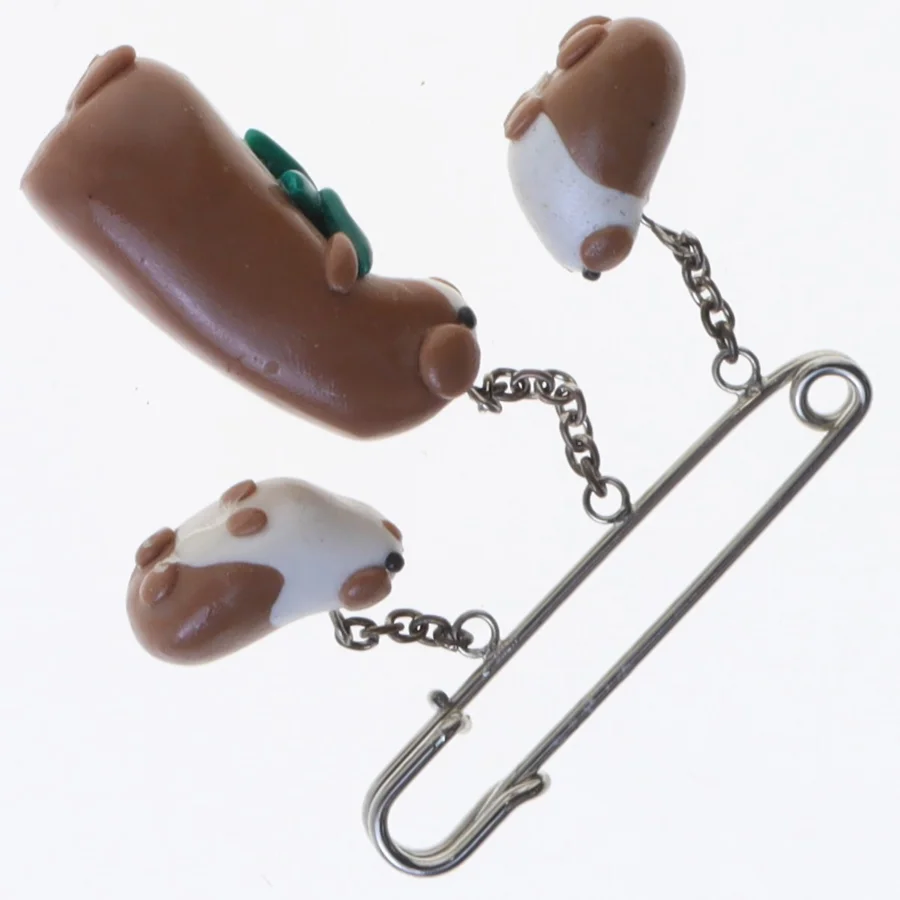 Broche med marsvin design (str. 5 x 7 cm)