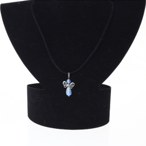 Sølvfarvet halskæde med sommerfuglevedhæng (str. 47 cm)