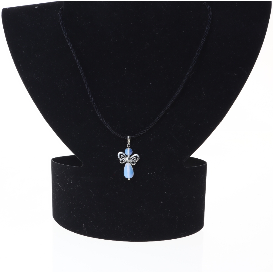 Sølvfarvet halskæde med sommerfuglevedhæng (str. 47 cm)