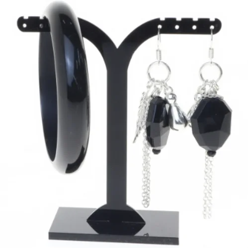 Sæt med armbånd og øreringe i sort og sølvfarve (str. 7 cm og 7 x 2 cm)