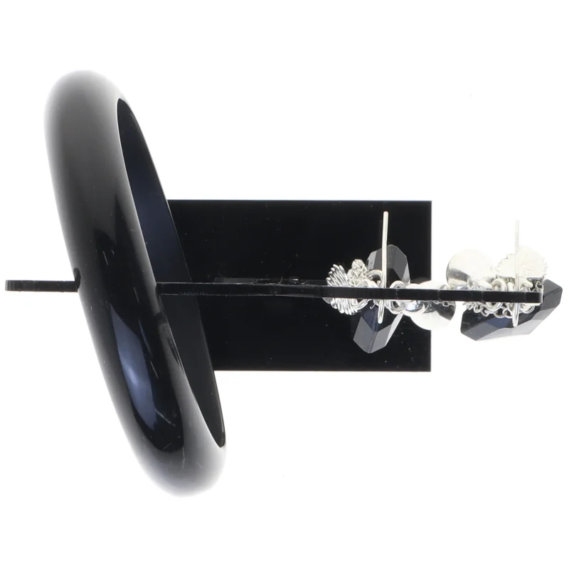 Sæt med armbånd og øreringe i sort og sølvfarve (str. 7 cm og 7 x 2 cm)