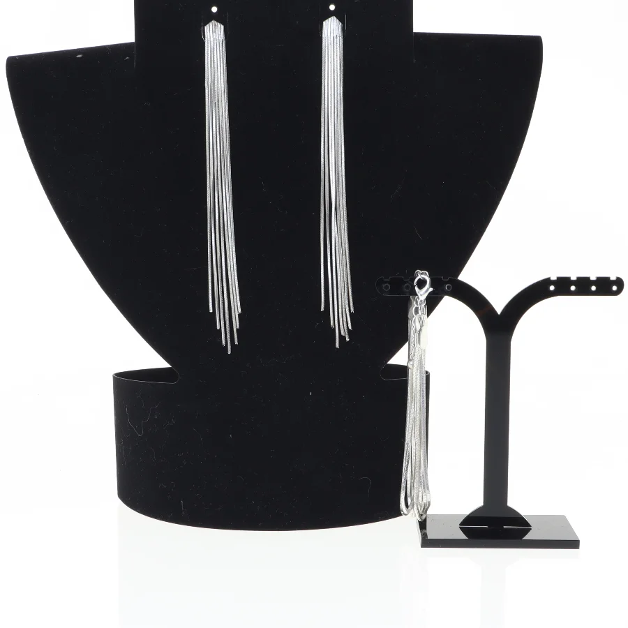 Sæt med øreringe og armbbånd (str. 23 cm og 12 x 1 cm)