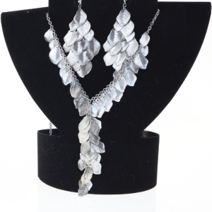 Sølvfarvet blad halskæde og øreringe sæt (str. 8 x 4 cm og 58 cm)