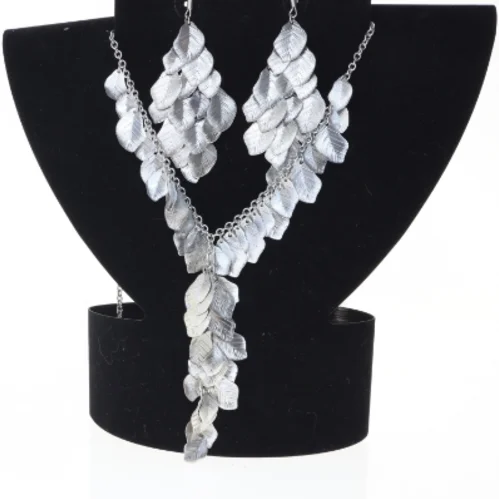 Sølvfarvet blad halskæde og øreringe sæt (str. 8 x 4 cm og 58 cm)