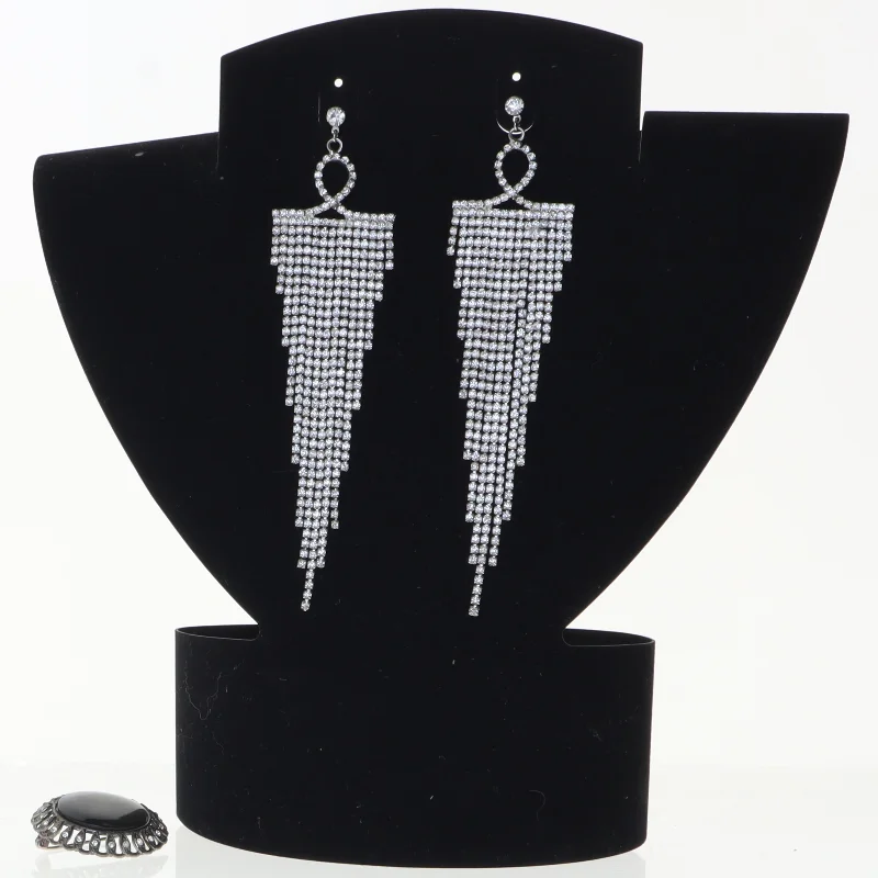 Sølvfarvede frynseøreringe og ring (str. Ørestik 13 x 3 cm broche ø 3 komma 5 cm)