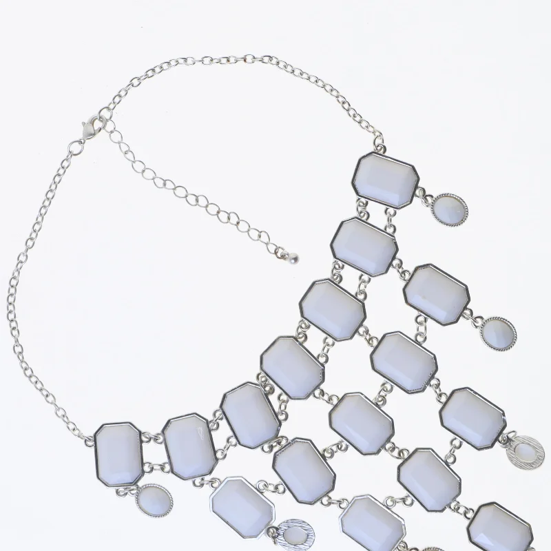 Sølvfarvet halskæde med hvide sten (str. Kæde 46 cm smykke 15 x 12 cm)
