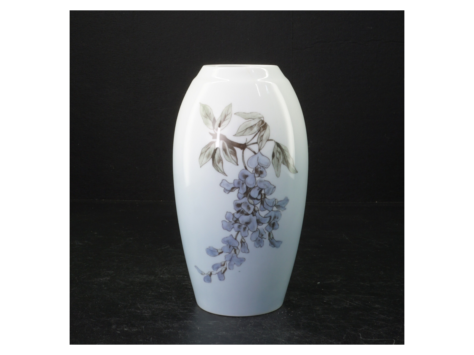 Porcelænsvase med blåregn fra B&G