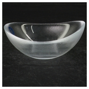 Glasskål fra Royal Copenhagen (str. Størrelsen er ikke angivet, men fadet ser større ud end en almindelig tallerken.)