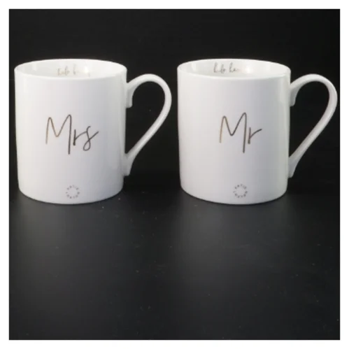 Sæt med Mr og Mrs krus fra Katie Loxton (str. 9,5x8 cm)
