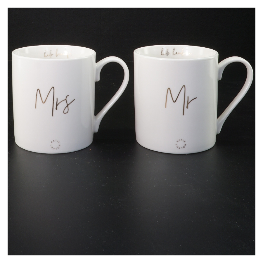 Sæt med Mr og Mrs krus fra Katie Loxton (str. 9,5x8 cm)