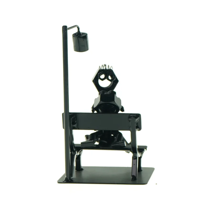 Figur på bænk (str. LBH: 10x8x18 cm)