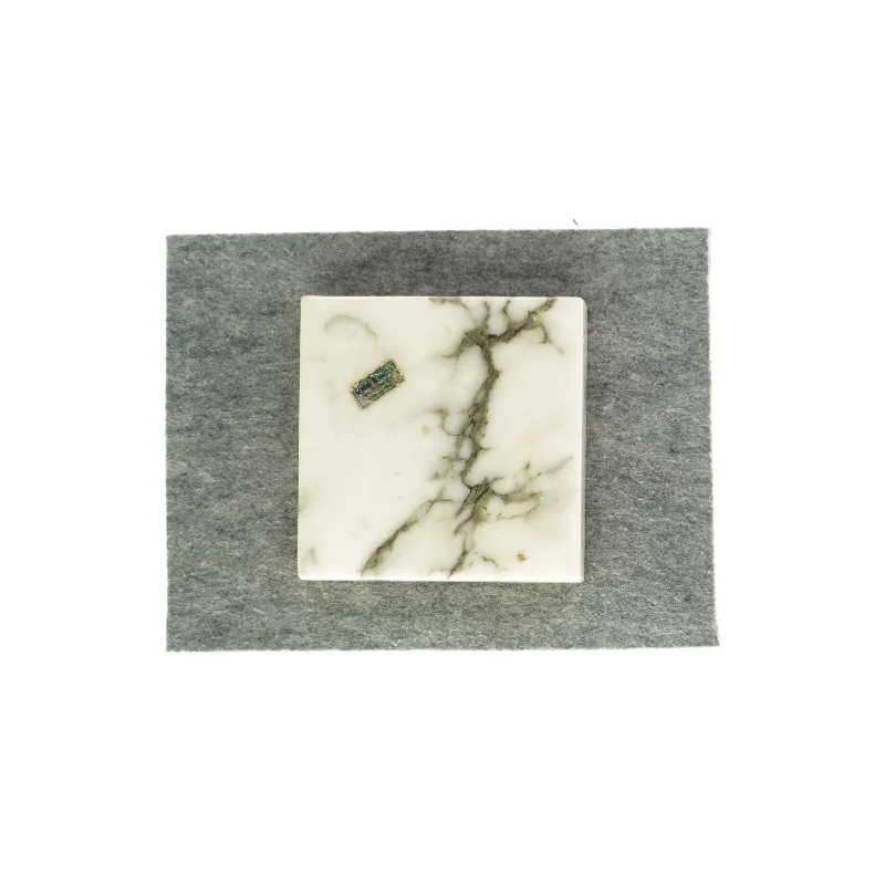 Dekorativt fad i marmor fra Genuine Alabaster  (str. LBH: 13x13x3cm)