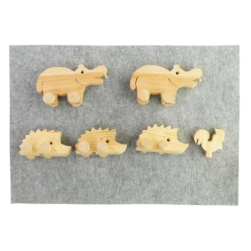 Forskellige dyrefigurer i træ fra Ukendt (str. LBH: 10x8x10cm og 15x8x7,5cm og 9x3x9cm )