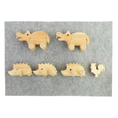 Forskellige dyrefigurer i træ fra Ukendt (str. LBH: 10x8x10cm og 15x8x7,5cm og 9x3x9cm )