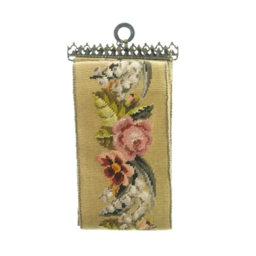 Broderet vægpynt (str. LB: 120x18 cm)