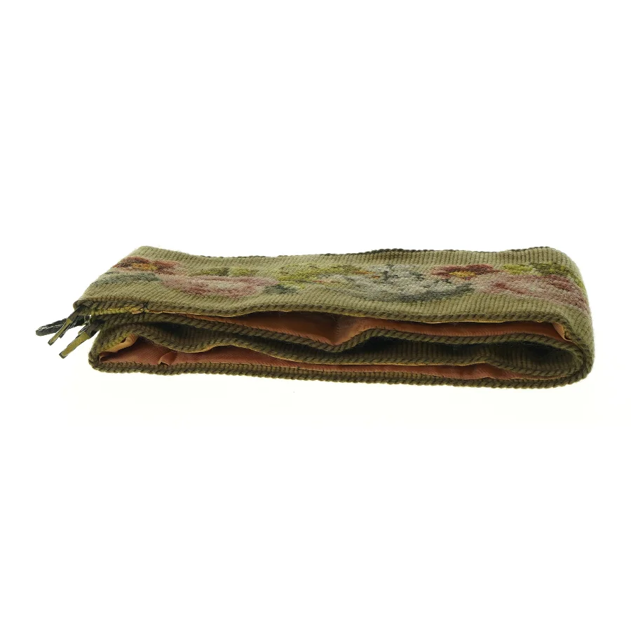 Broderet vægpynt (str. LB: 120x18 cm)