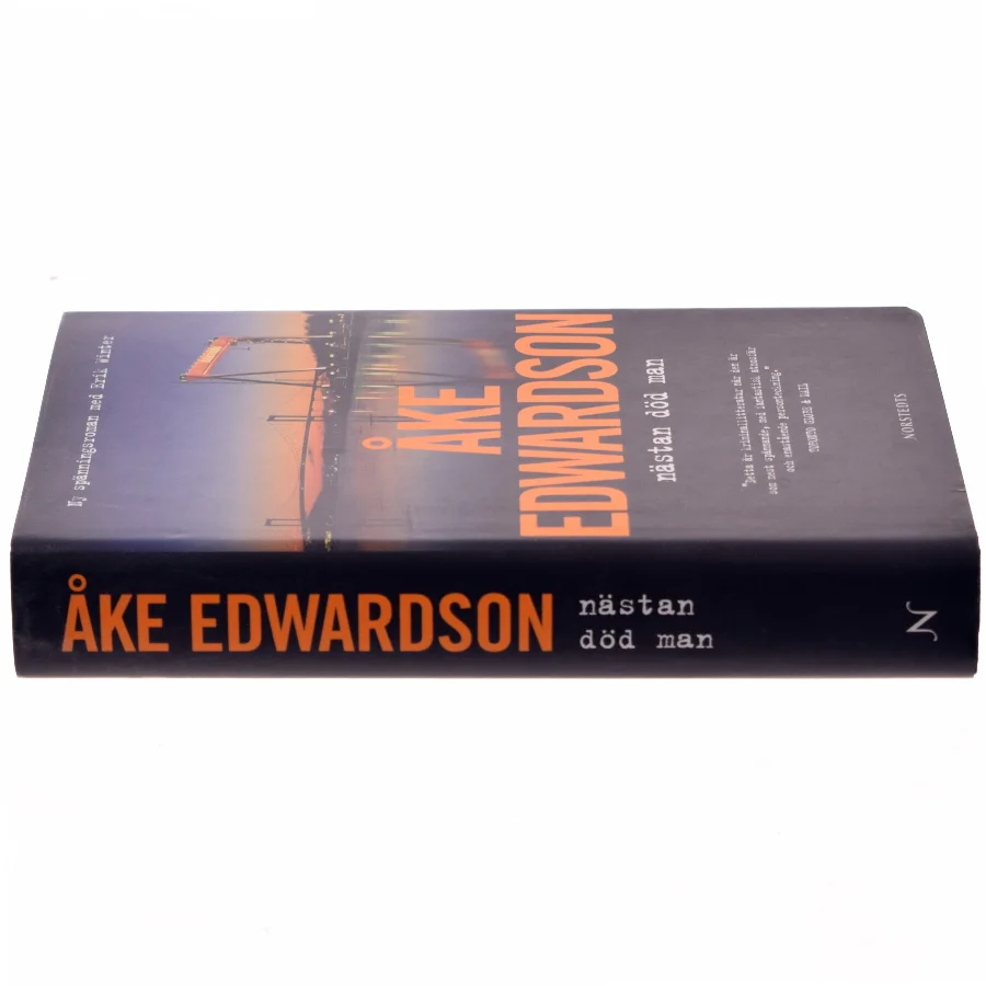 Nästan död man af Åke Edwardson (Bog)