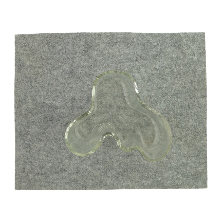 Glasvase i sjov form (str. LBH: 18x15x16 cm)