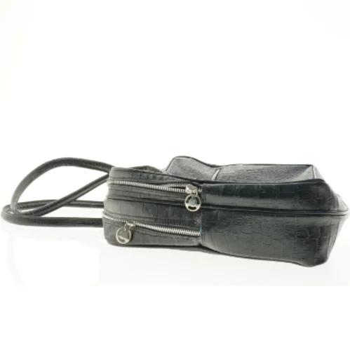 Sort skuldertaske i krokodillepræget læderlook (str. 43 x 33 x 11 cm)