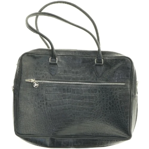 Sort skuldertaske i krokodillepræget læderlook (str. 43 x 33 x 11 cm)