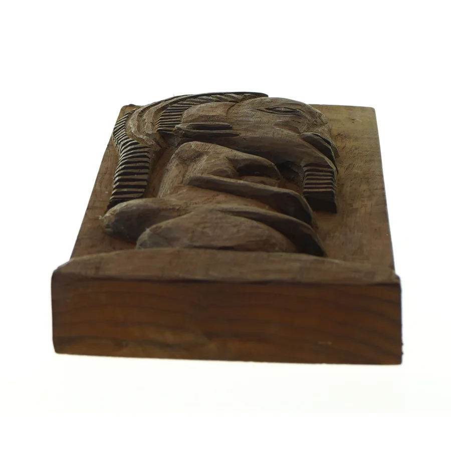 Indskåret figur i træ (str. LBH 13,5x3,5x37 cm)