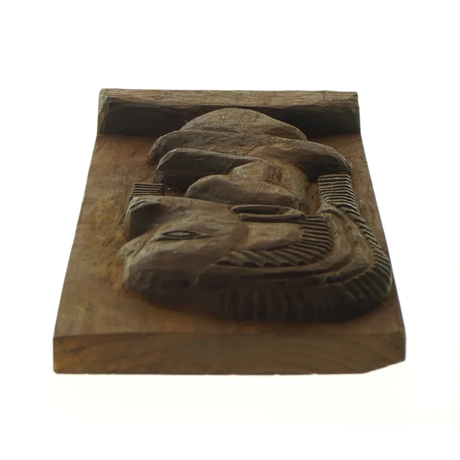 Indskåret figur i træ (str. LBH 13,5x3,5x37 cm)