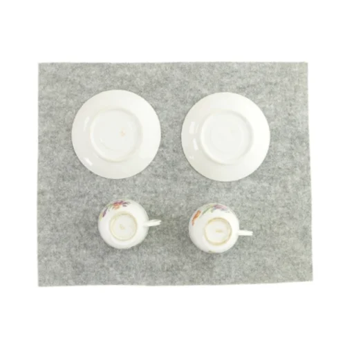 Sæt med 2 kopper og 2 underkopper (str. HØ: 7x8 cm og Ø: 14 cm )