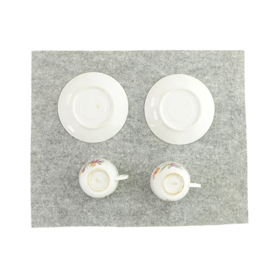 Sæt med 2 kopper og 2 underkopper (str. HØ: 7x8 cm og Ø: 14 cm )