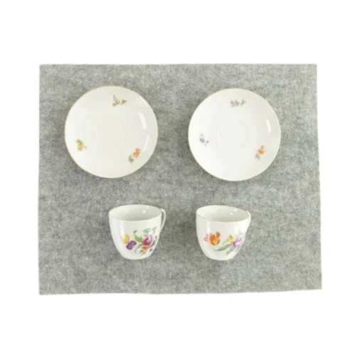 Sæt med 2 kopper og 2 underkopper (str. HØ: 7x8 cm og Ø: 14 cm )