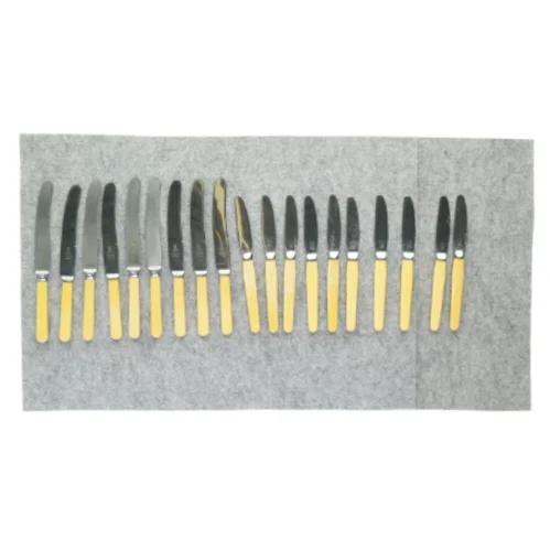 Knivsæt (19 stk.) fra Tomt (str. L:22cm og L: 24,5cm)