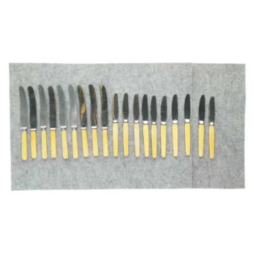 Knivsæt (19 stk.) fra Tomt (str. L:22cm og L: 24,5cm)