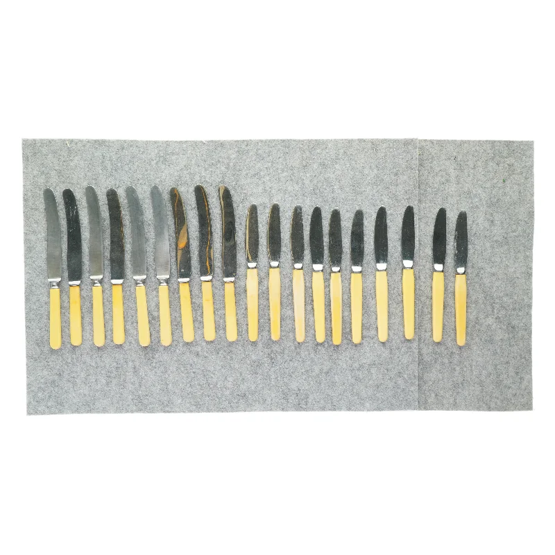 Knivsæt (19 stk.) fra Tomt (str. L:22cm og L: 24,5cm)