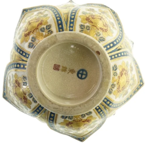 Dekorativ vase med blomsterdesign (str. 24 cm)